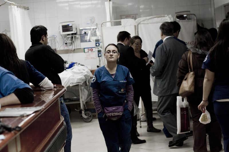© Carlos Pozo Alban - Médico camina en el pasillo del aea de Emergencias del hospital Eugenio Espejo de Quito