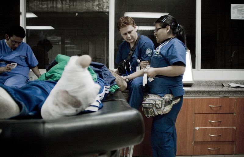 © Carlos Pozo Alban - Medico examina a paciente