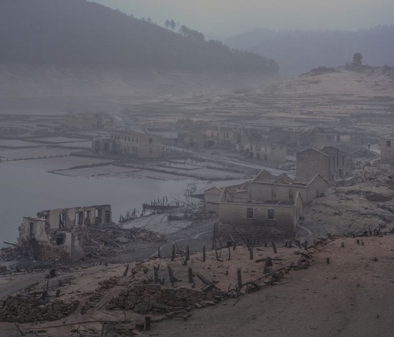 © Carlos Folgoso Sueiro - Image from the Alén do lago photography project