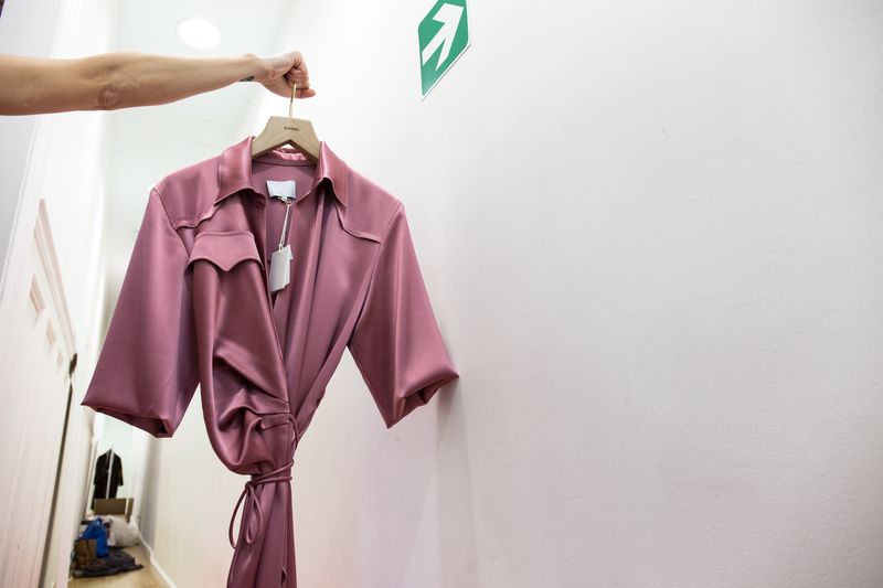 © Claudia Cuomo - A dresser come announcing: "let's start over, girls".