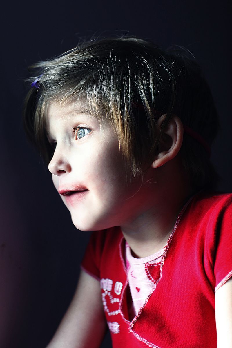 © Uno  Yi - Abby Pripps, 6, looks out the window.