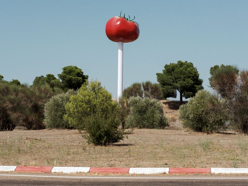 © Daniel Rihs - A tomato sculpture stands on a roundabout in Miajadas, Extremadura, Spain, Aug. 10, 2021. Photo: Daniel Rihs