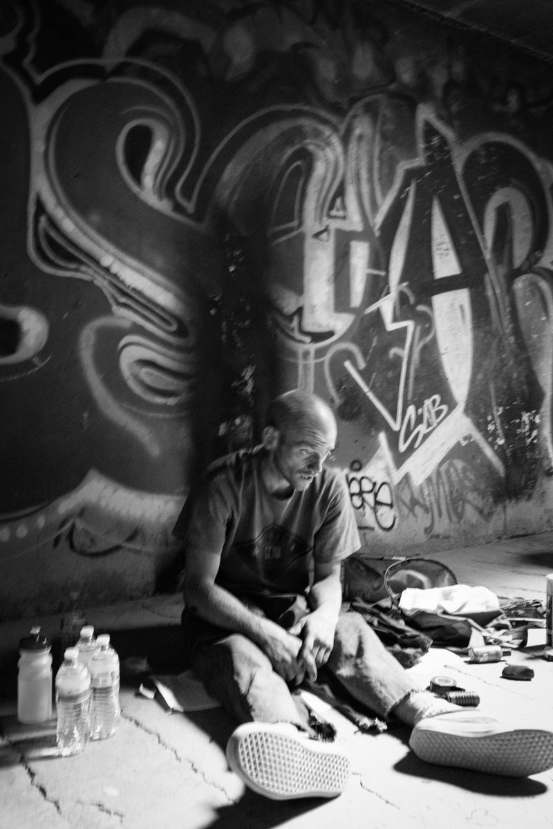 © Richard Sharum - An unidentified man reacts after injecting heroin into his body, underneath the Strip.