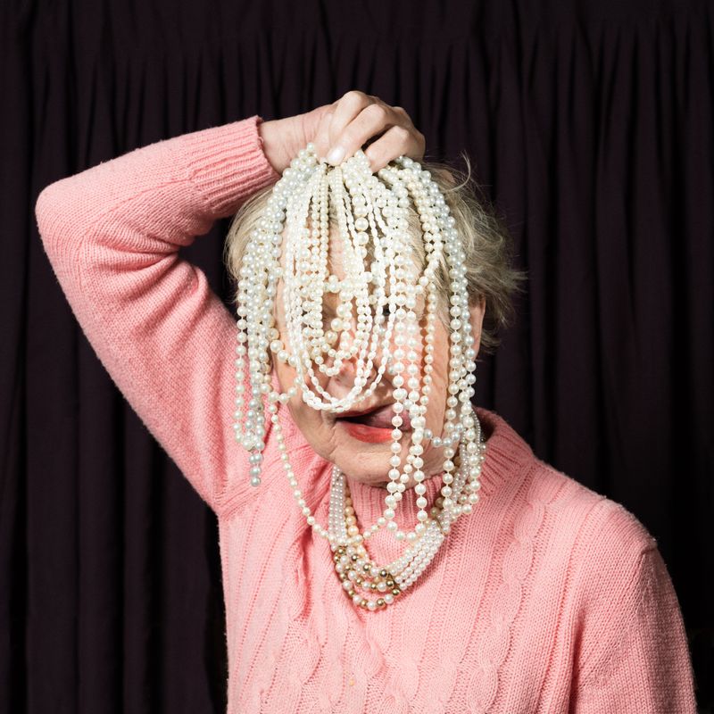 © Nina Röder - Mum touching grandma‘s pearls with her tongue.
