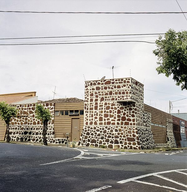 © Paula Pedrosa - Uberaba, Brazil, is a town known for being on top of fossil sites. This house is made of natural rocks from that region.