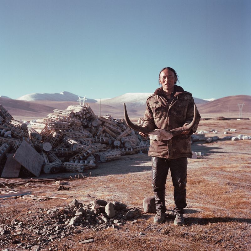 © Hao Wu - A tibetan man holds a skull bone of Yak. Shiqu, Tibetan Autonomous Prefecture of Garze, Sichuan province, China. 2023.