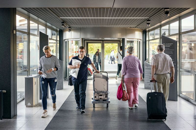 © Patrick Junker & Jonathan Terlinden - The surgeon Fabio Ius brings the donor heart for Gerd Kuck through the main entrance of Hannover Medical School.