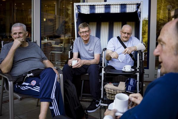 © Patrick Junker & Jonathan Terlinden - Gerd Kuck is having coffee with other patients with heart disease. Many patients wait several months for a heart.