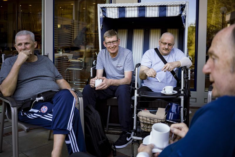 © Patrick Junker & Jonathan Terlinden - Gerd Kuck is having coffee with other patients with heart disease. Many patients wait several months for a heart.