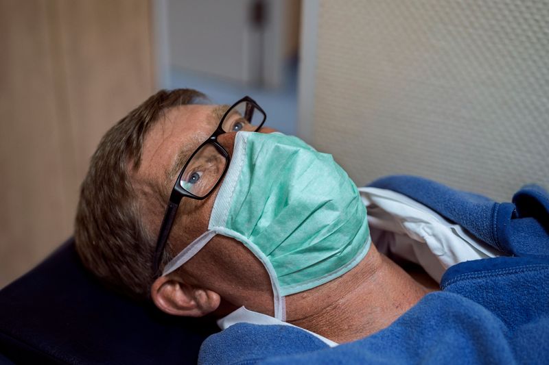 © Patrick Junker & Jonathan Terlinden - In rehab Gerd Kuck is relaxing during a mudpack.