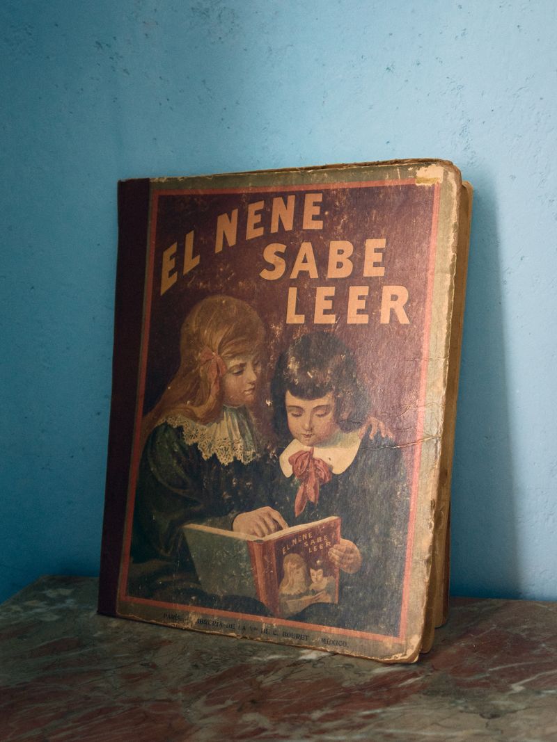 © Joel Jimenez - Book used in the 1950s to instruct the children on values ​​and morals.