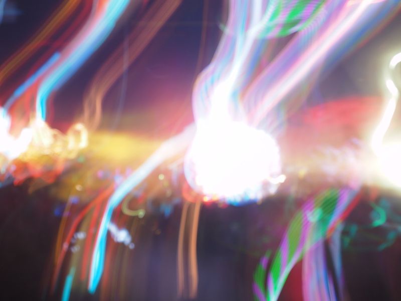 © Samantha Morse - Large sources of light create dancing similar to those who do the same among them.