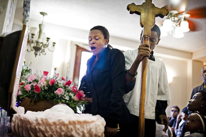 © Klaus Bo - HAITI - Family, friends and members of the deceased Vodou temple say goodbye to the mambo.