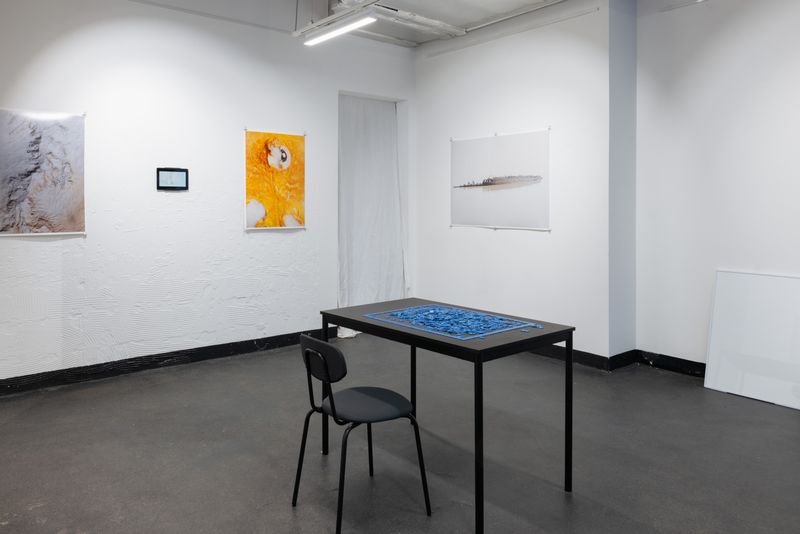 © David Löffler - Exhibition view 01: Puzzle of a blue sky (table), an empty frame (on the right)