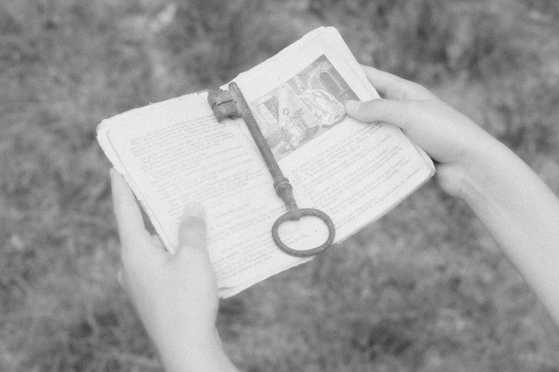 © Anna Guseva - Image from the "Let the wolf howl in the night" photography project