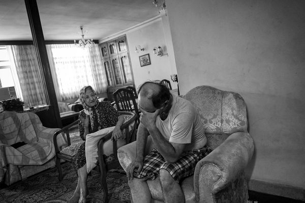 © Khashayar Sharifaee - Grandmother telling a story of grandfather that is unacceptable from his son.tr