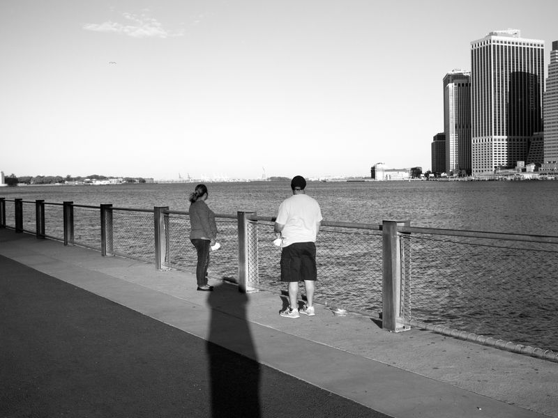© Johan Orellana - Mom and Dad at Brooklyn Bridge Park