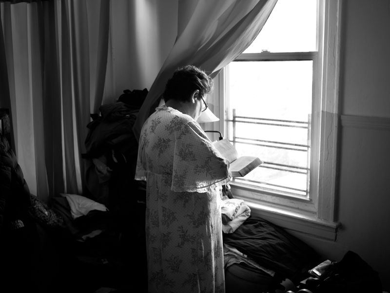 © Johan Orellana - Mami Cleme Reading the Bible
