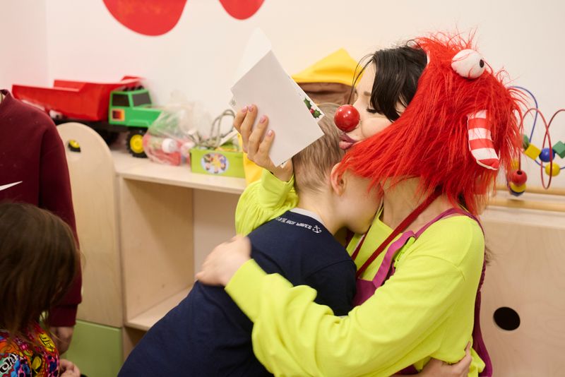 © Aleksandra Konoplyeva - Isabella is hugging a child who gave her a gift