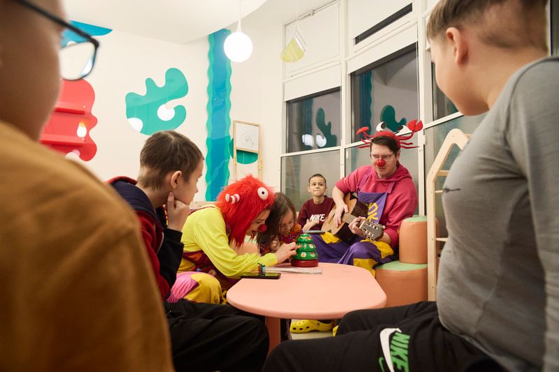 © Aleksandra Konoplyeva - Lesha and Isabella with children