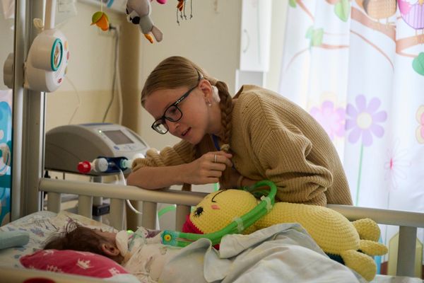 © Aleksandra Konoplyeva - A girl who is a volunteer at children's hospice