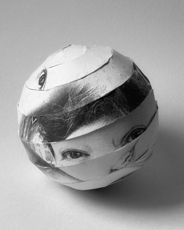 © Julia Zyrina - Image from the The geometry of kinship photography project