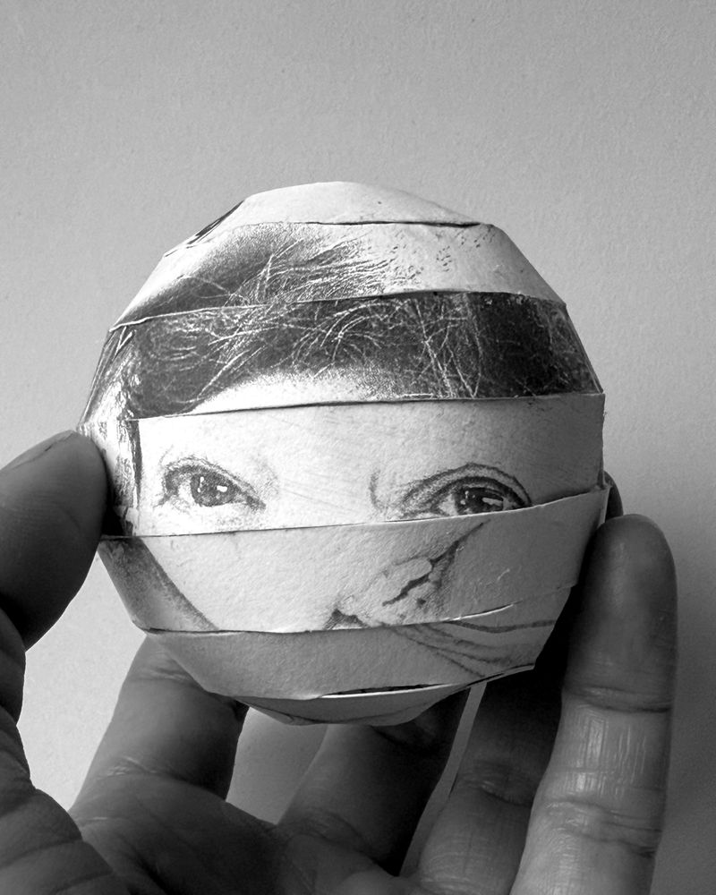 © Julia Zyrina - Image from the The geometry of kinship photography project