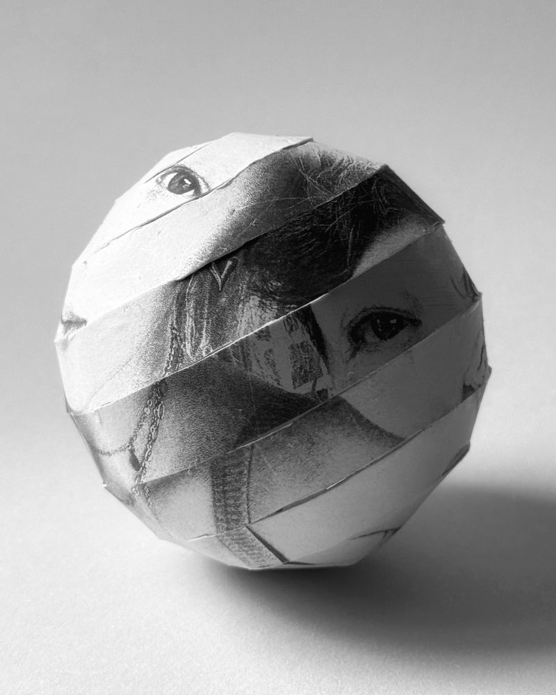 © Julia Zyrina - Image from the The geometry of kinship photography project