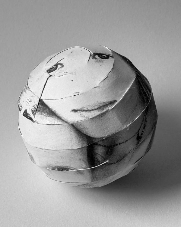 © Julia Zyrina - Image from the The geometry of kinship photography project