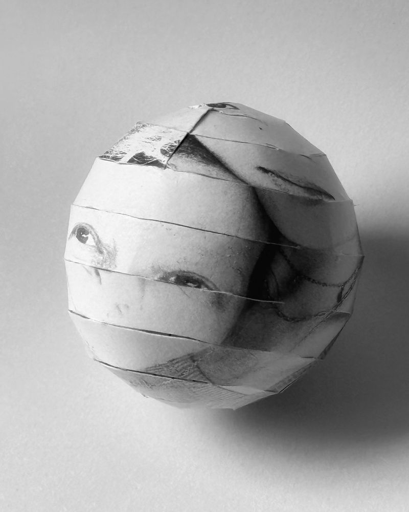 © Julia Zyrina - Image from the The geometry of kinship photography project