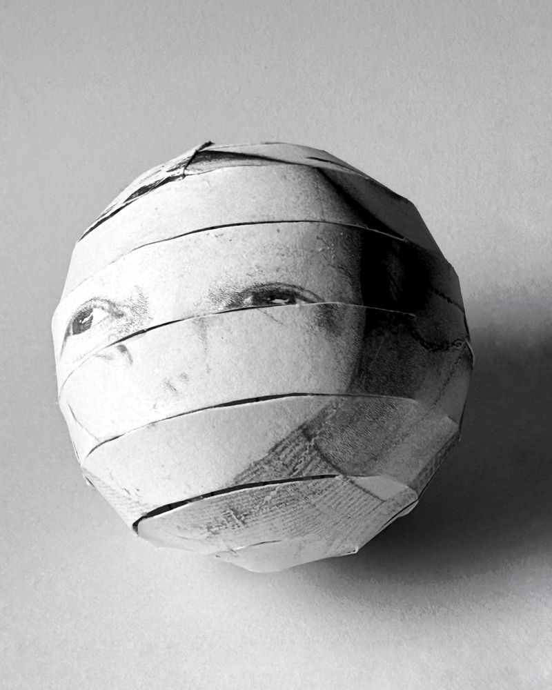 © Julia Zyrina - Image from the The geometry of kinship photography project