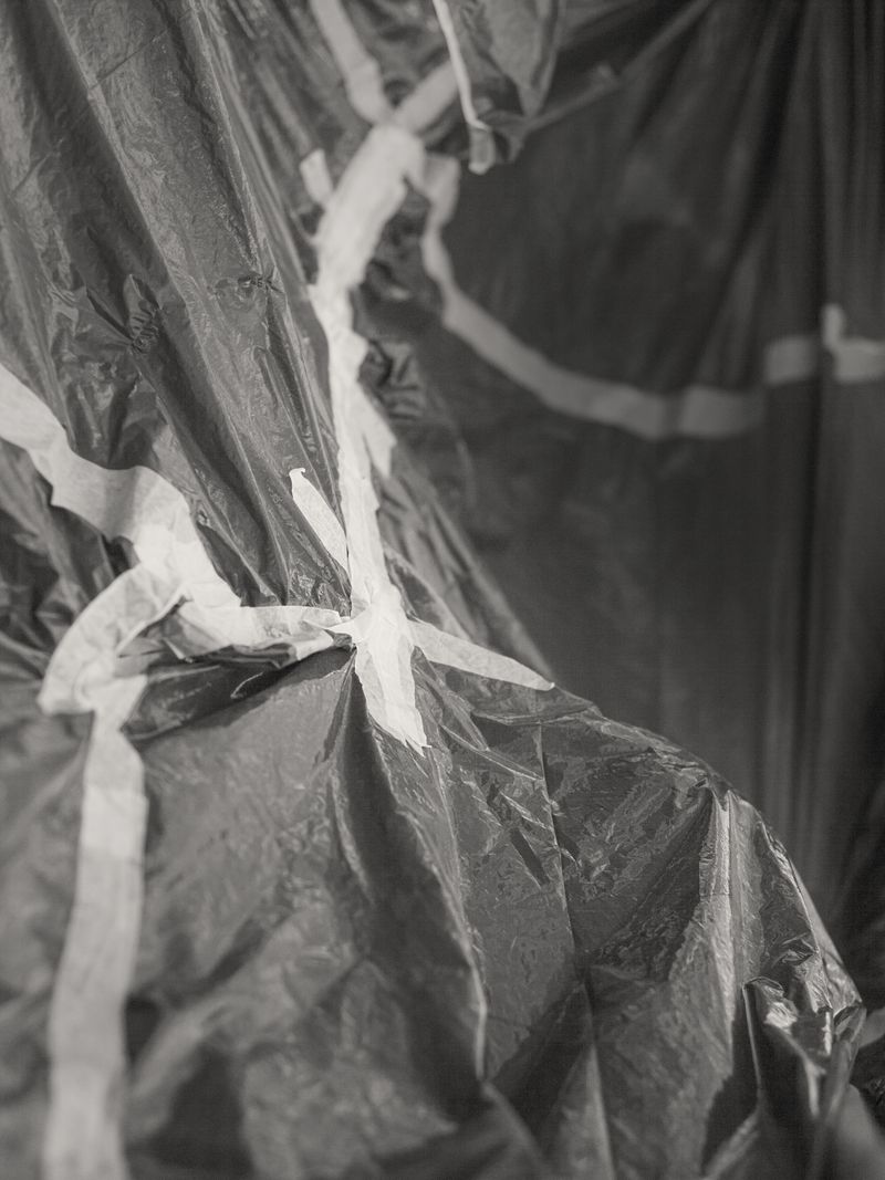 © Lorenzo Di Lernia - Black sheet to protect the restorers from water.