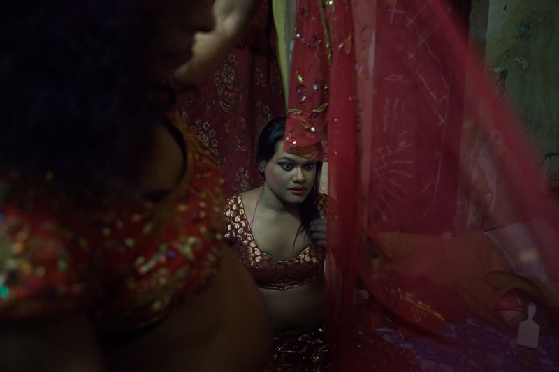 © Alice Sassu - Suphee and Rajani at Raina’s house. They are wearing the traditional Indian dress for girls (Sari).