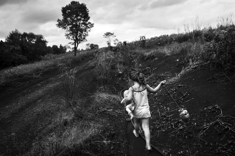 © Pablo Piovano - 15-04-2015, Alicia Alta- Misiones A girl runs across the fields.