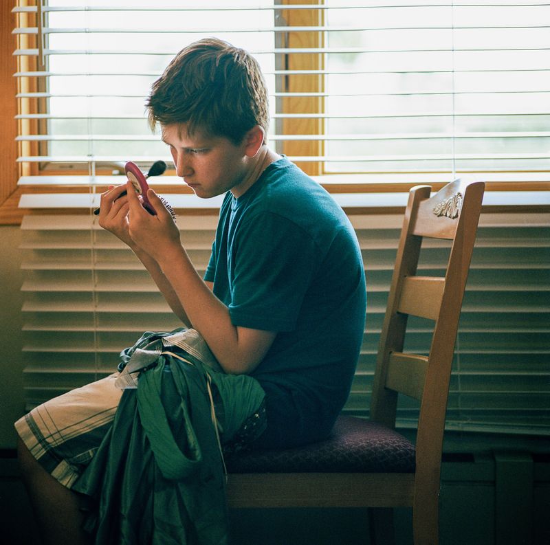 © Lindsay Morris - Danny applies make-up (2012).