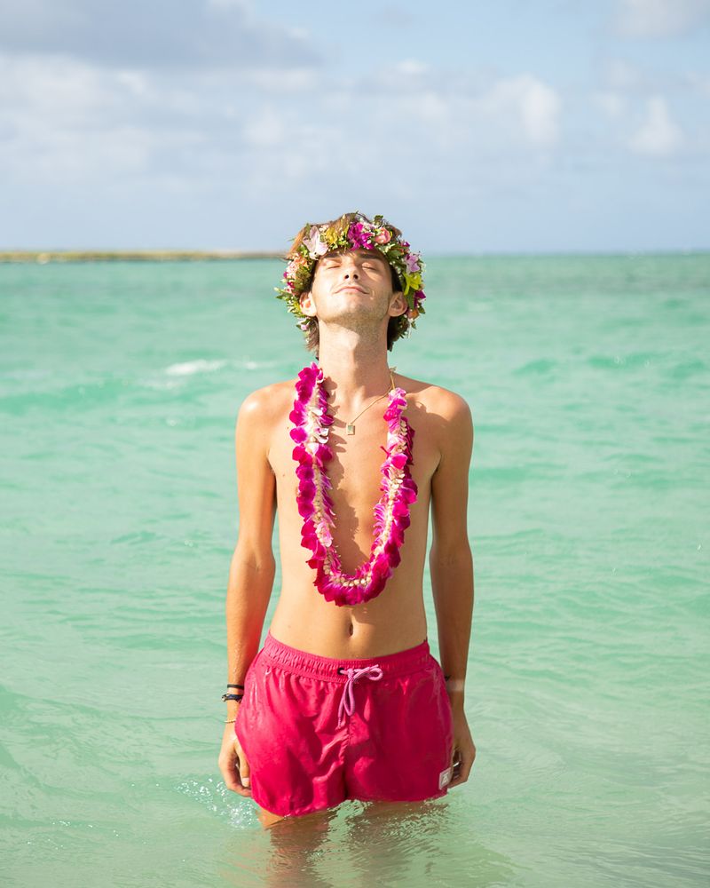 © Lindsay Morris - Zach takes a break in Honolulu from his job as an au pair (2021).