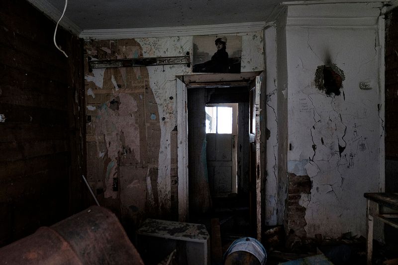 © ANASTASIA DUBRAVA - Image from the Abandoned belongings photography project