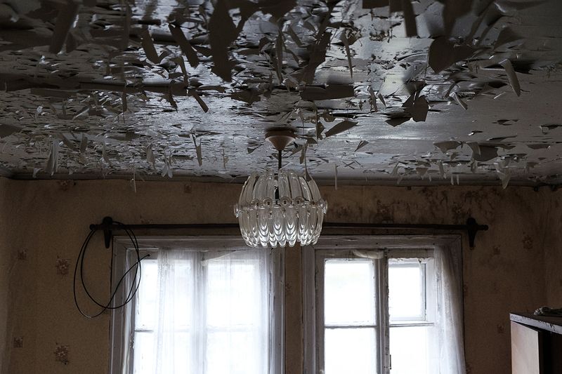 © ANASTASIA DUBRAVA - Image from the Abandoned belongings photography project