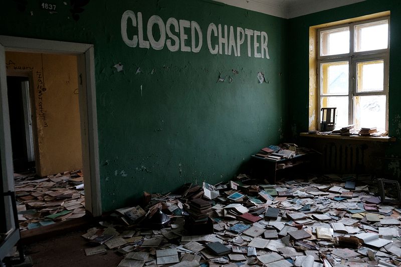 © ANASTASIA DUBRAVA - Image from the Abandoned belongings photography project