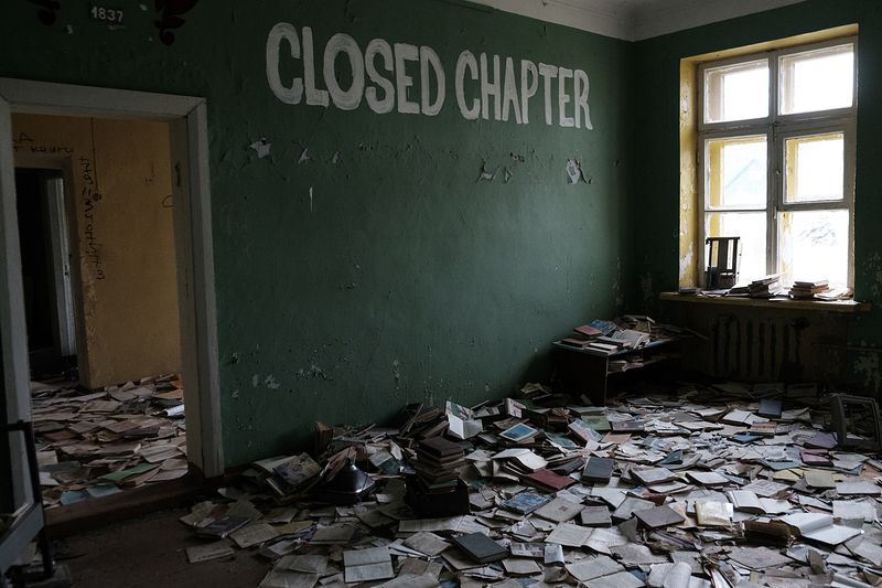 © ANASTASIA DUBRAVA - Image from the Abandoned belongings photography project