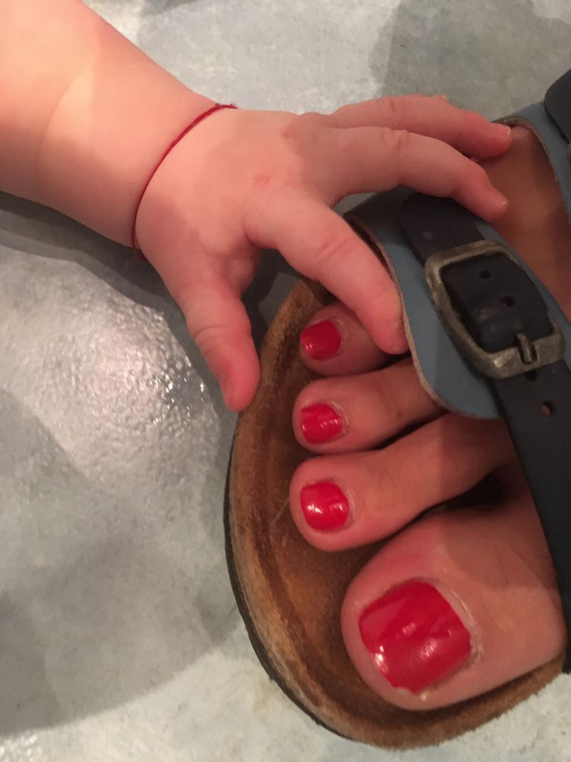 © ANASTASIA DUBRAVA - “I think she needs to make a pedicure, I can help...”