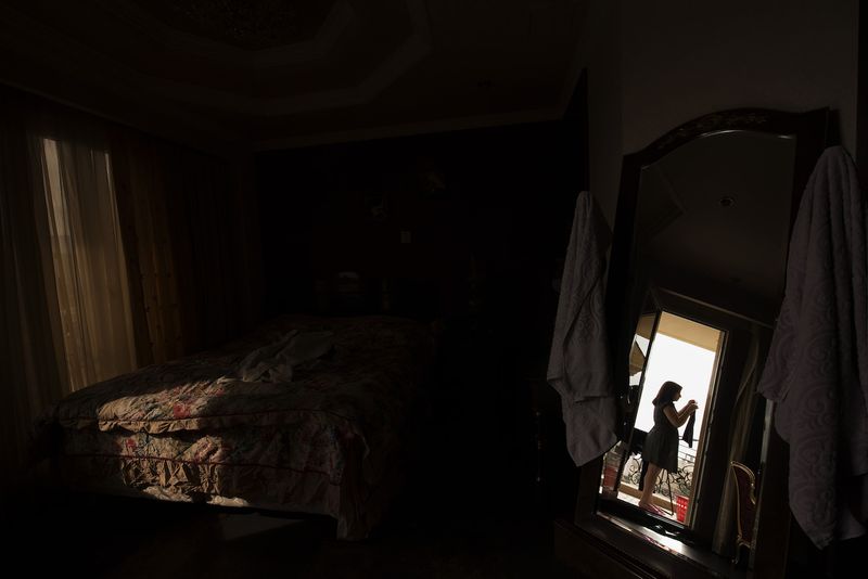 © Marjan Yazdi - Afsaneh doing the house jobs.