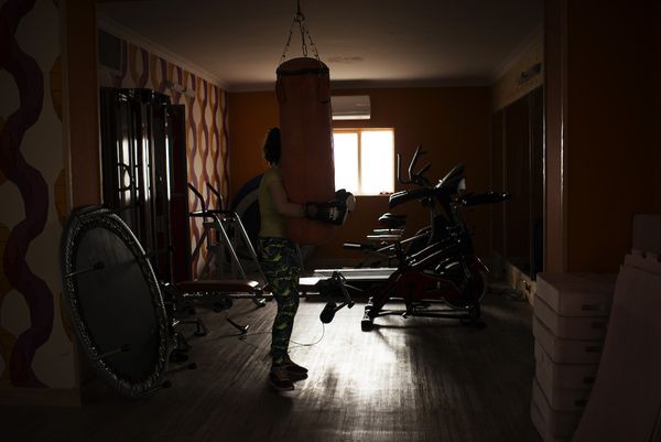 © Marjan Yazdi - Elham is boxing in her gym before the start of her session as a trainer.
