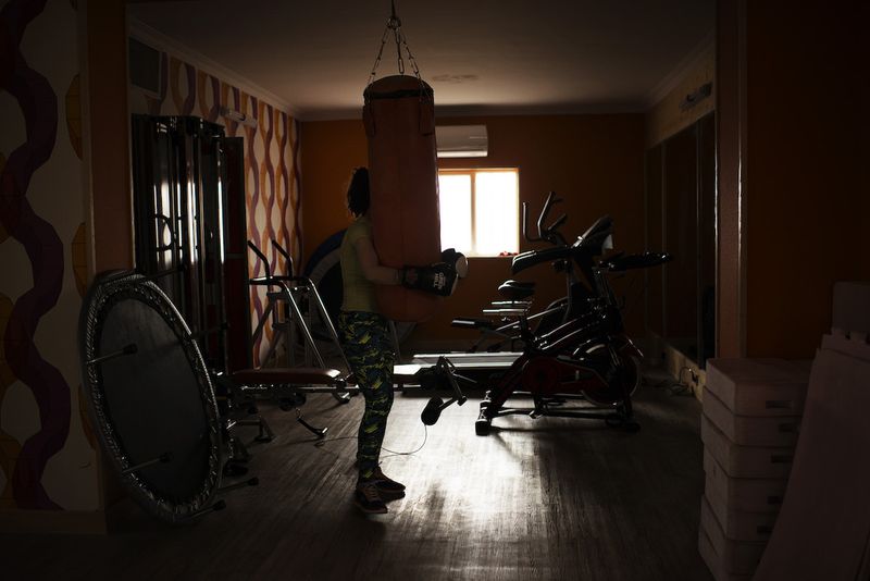 © Marjan Yazdi - Elham is boxing in her gym before the start of her session as a trainer.