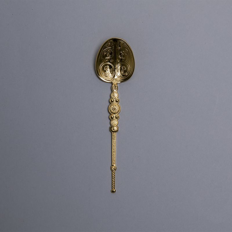 © Erin Lee - Image from the The Crimson Thread photography project