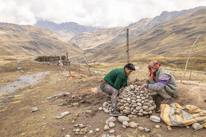 © Bardia Kabirifar - Community members getting ready for the day of dead by constructing a traditional stove.