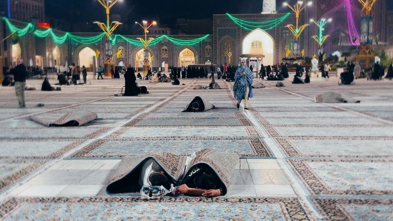 © samane vejdan - Wrapped in carpets, they wait for dawn