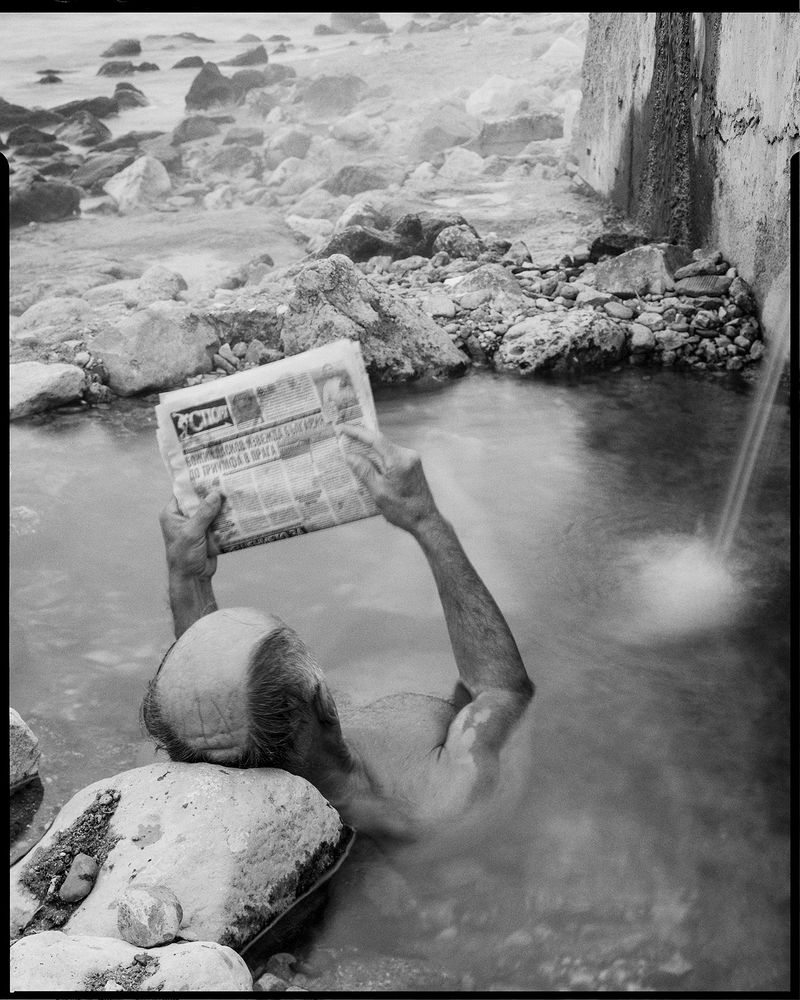 © Christo Stankulov - Man reading the sport newsfrom the series The Hot Waters - Varna, Bulgaria 2023