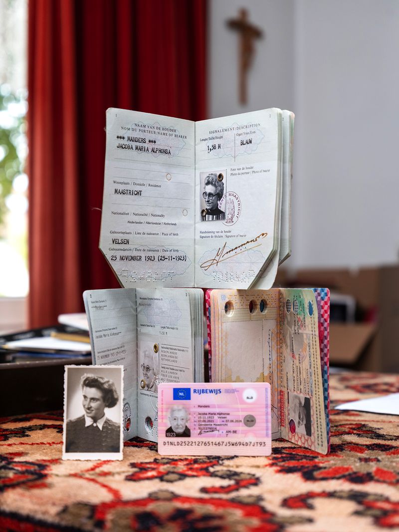 © Pippilotta Yerna - Image from the "Please pierce your bones into mine" photography project