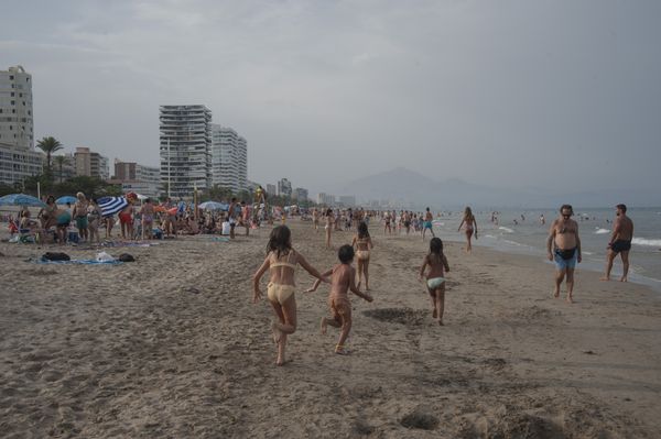 © Margarita Adalid - Image from the Postpandemic scenes of bathers at San Juan beach, Mediterranean sea, Alicante, Spain photography project